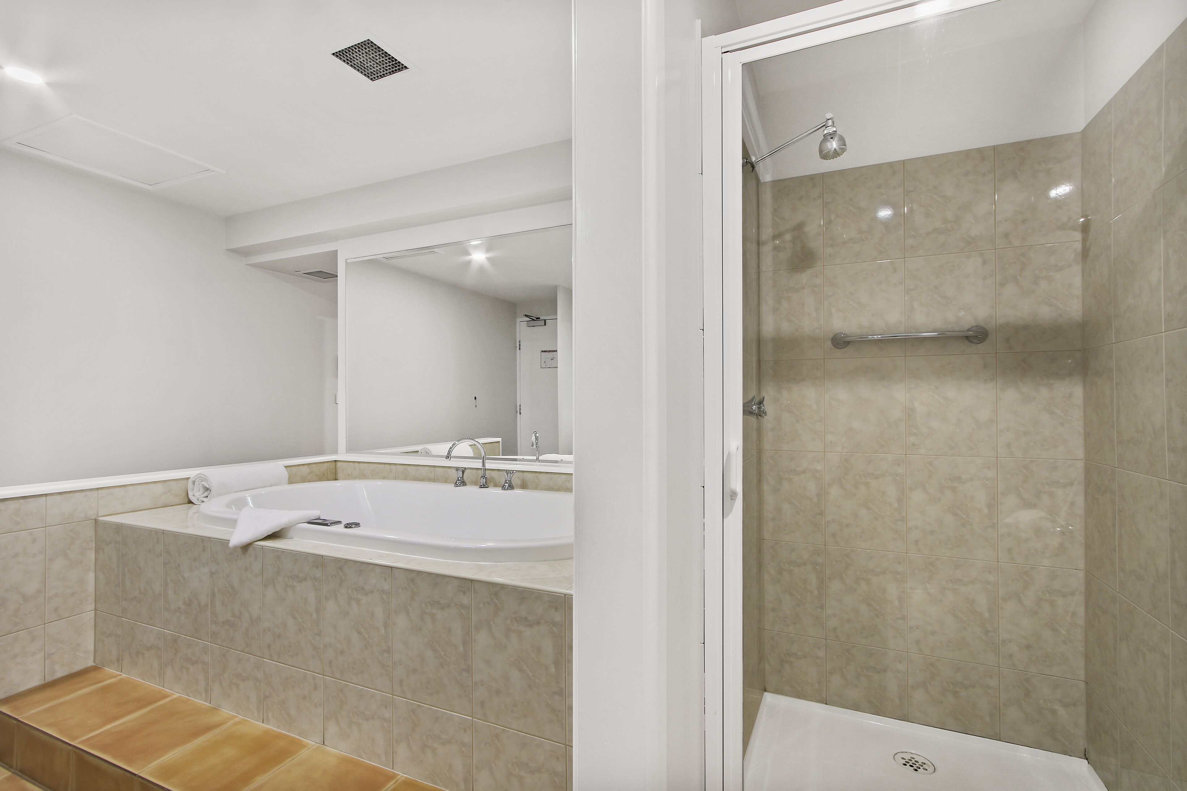 Ein modernes Badezimmer mit Badewanne, Dusche und Waschbecken.