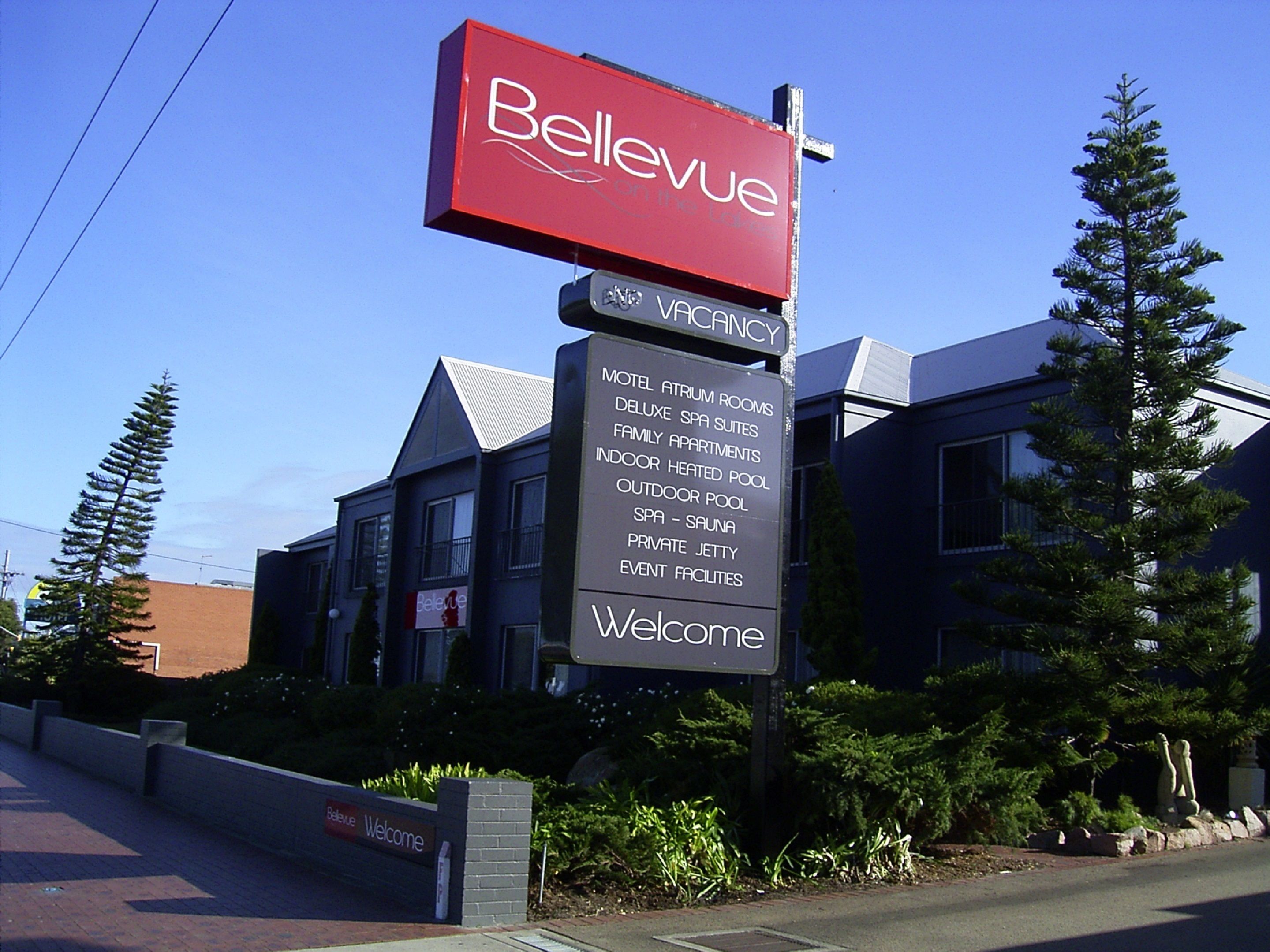 A hotel sign with amenities including motor atrium rooms, spa suites, and event facilities.