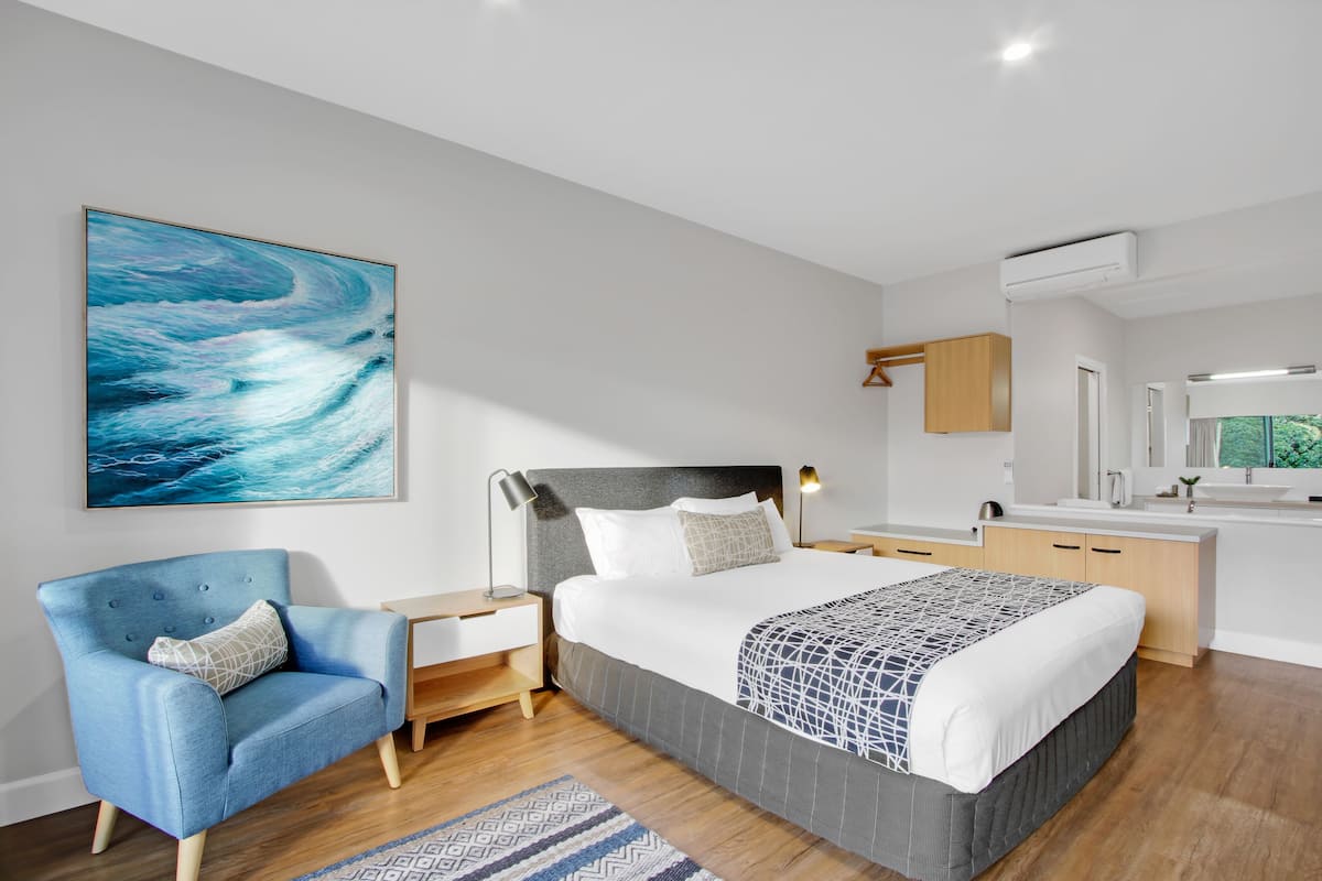 Suite, 1 kingsize-seng, massasjebadekar | Lydisolert, strykejern/-brett, wi-fi (inkludert) og sengetøy