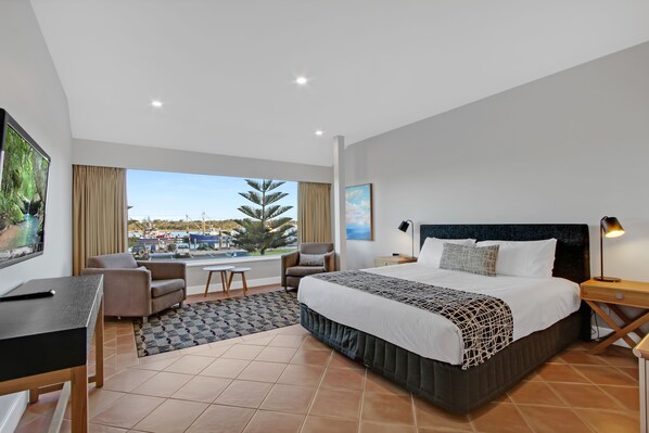 Lake View Spa Suite | Soundproofing, iron/ironing board, free WiFi, bed sheets - Bellevue on the Lakes (Lakes Entrance)