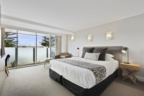 Executive Spa Suite | Soundproofing, iron/ironing board, free WiFi, bed sheets - Bellevue on the Lakes (Lakes Entrance)