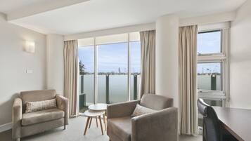 Suite – executive, massasjebadekar | Lydisolert, strykejern/-brett, wi-fi (inkludert) og sengetøy