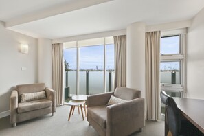 Executive Spa Suite | Soundproofing, iron/ironing board, free WiFi, bed sheets - Bellevue on the Lakes (Lakes Entrance)
