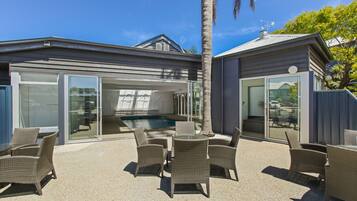 Indoor pool, sun loungers