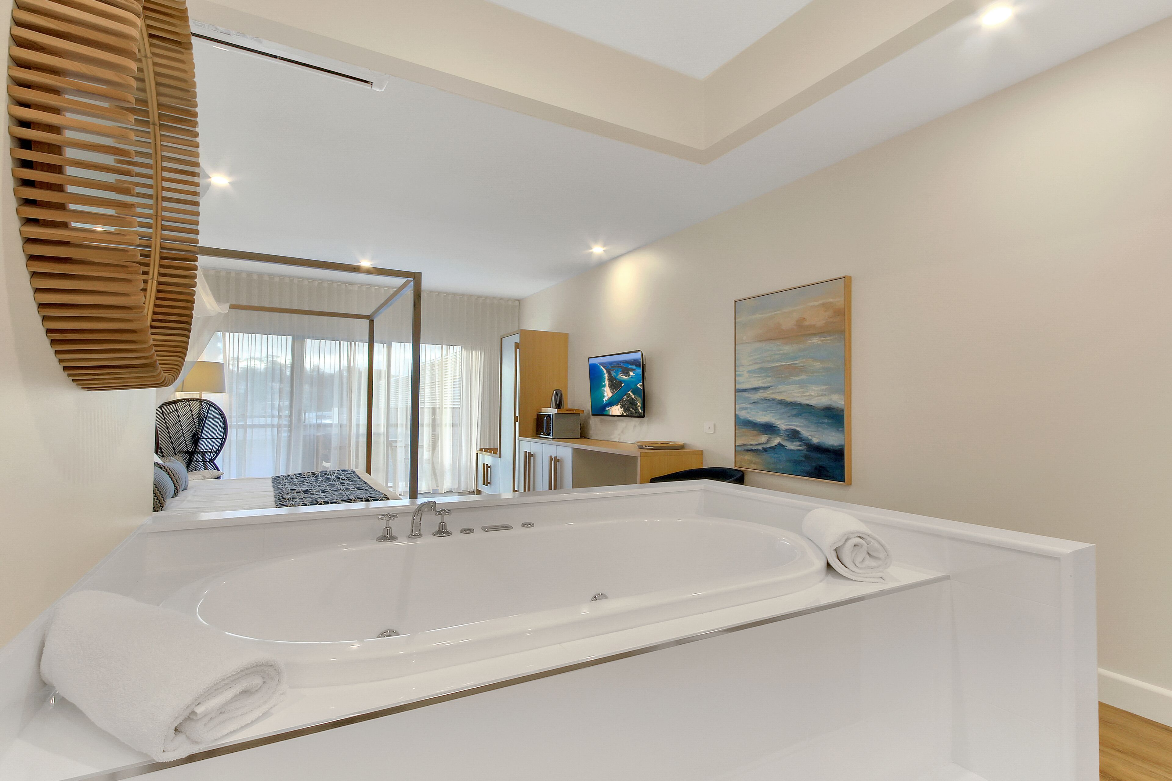 Honeymoon Suite | Bathroom | Free toiletries, hair dryer, towels