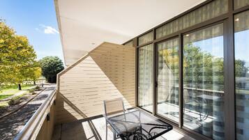 Premium Apartment, 1 Queen Bed, Kitchenette | Desk, blackout curtains, soundproofing, iron/ironing board