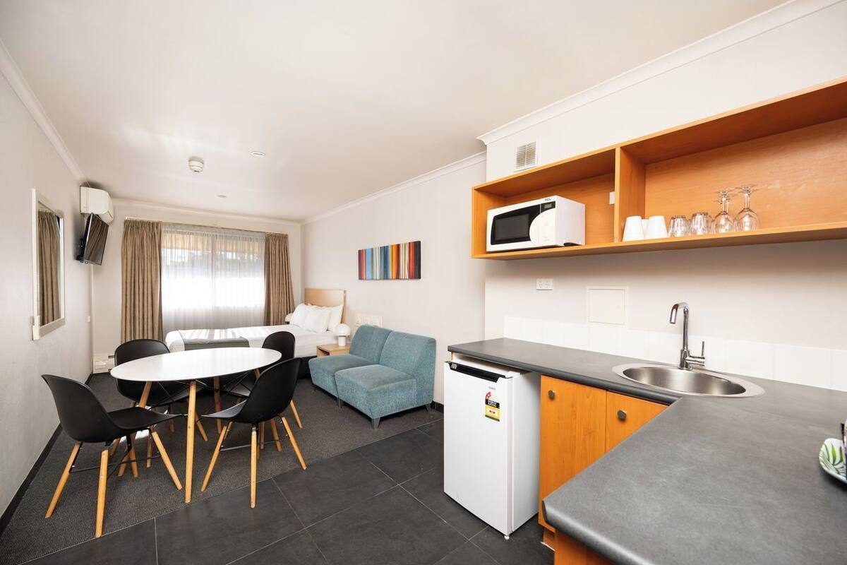Appartement économique, 2 chambres, cuisinette | Bureau, rideaux d’obscurcissement, système d’insonorisation