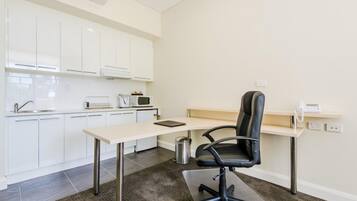 Premium Apartment, 1 Queen Bed, Kitchenette | Private kitchen