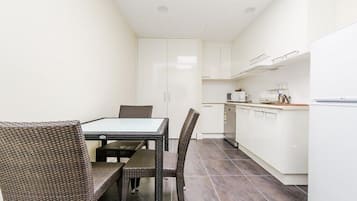 Apartamento Premium, 3 habitaciones, cocina | 1 dormitorio, escritorio, cortinas opacas y sistema de insonorización
