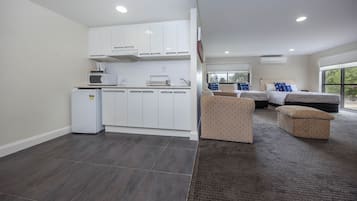 Habitación Premium, varias camas, cocina | Cocina privada | Frigorífico, cafetera o tetera y hervidor eléctrico