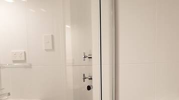 Queen room, 1 Queen Bed, Modern Ensuite | Bathroom