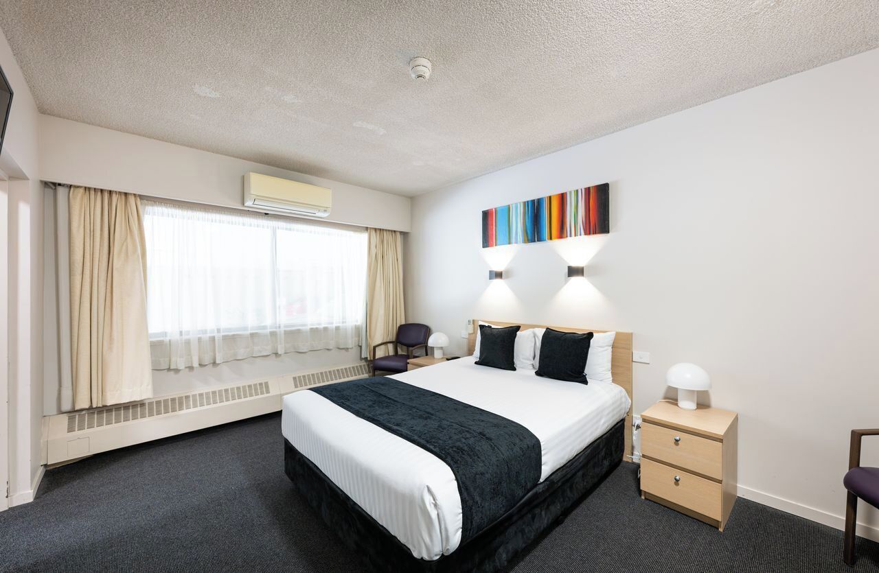 ห้องพัก, เตียงควีนไซส์ 1 เตียง (Queen, Modern Ensuite) | โต๊ะทำงาน, ผ้าม่านกันแสง, ห้องเก็บเสียง, เตารีด/โต๊ะรีดผ้า