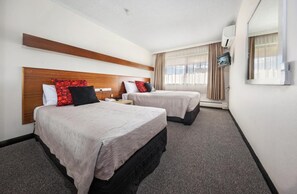 Desk, blackout curtains, soundproofing, iron/ironing board - Belconnen Way Hotel Motel and Serviced Apartments (Hawker)