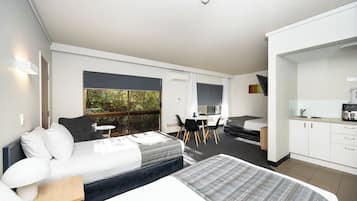 Estudio económico, 1 cama de matrimonio, cocina básica | Escritorio, cortinas opacas, sistema de insonorización