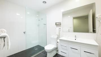 Apartamento premium, 1 cama Queen, cozinha americana | Escrivaninha, cortinas blackout, quartos à prova de som