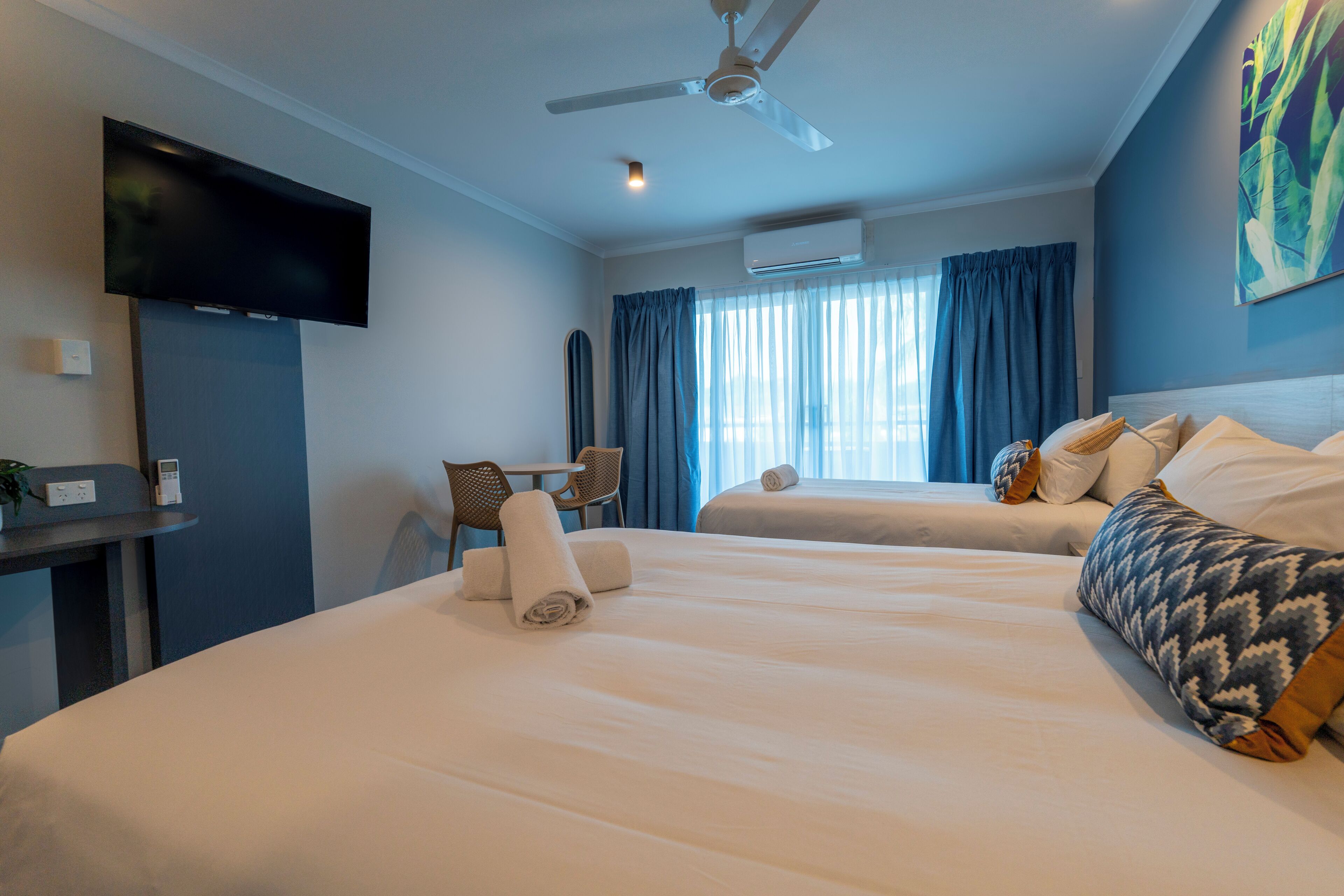 Kamar Keluarga (Small) | Meja kerja, ruang kerja ramah laptop, dan tirai kedap cahaya