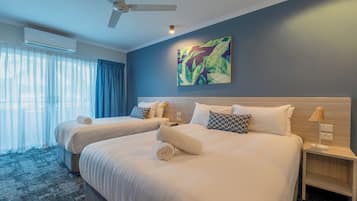 Suíte família | Cofres nos quartos, escrivaninha, ferros/tábuas de passar roupa