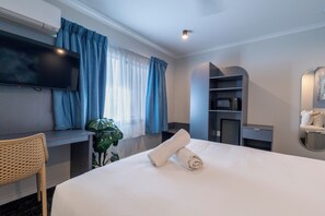 Habitación, 1 cama de matrimonio | Escritorio, espacio para trabajar con un portátil, cortinas opacas