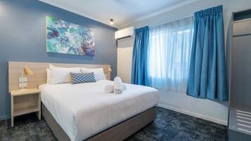 Apartemen, 2 kamar tidur | Meja kerja, ruang kerja ramah laptop, dan tirai kedap cahaya