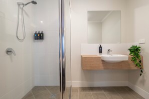 Chambre, 2 chambres, cuisinette | Salle de bain | Douche, articles de toilette (gratuits), séchoir à cheveux