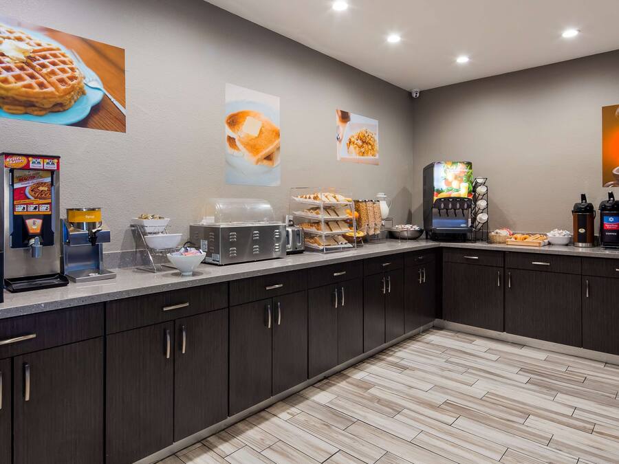Una cocina moderna con máquinas para hacer gofres, una estación de café y un tostador.