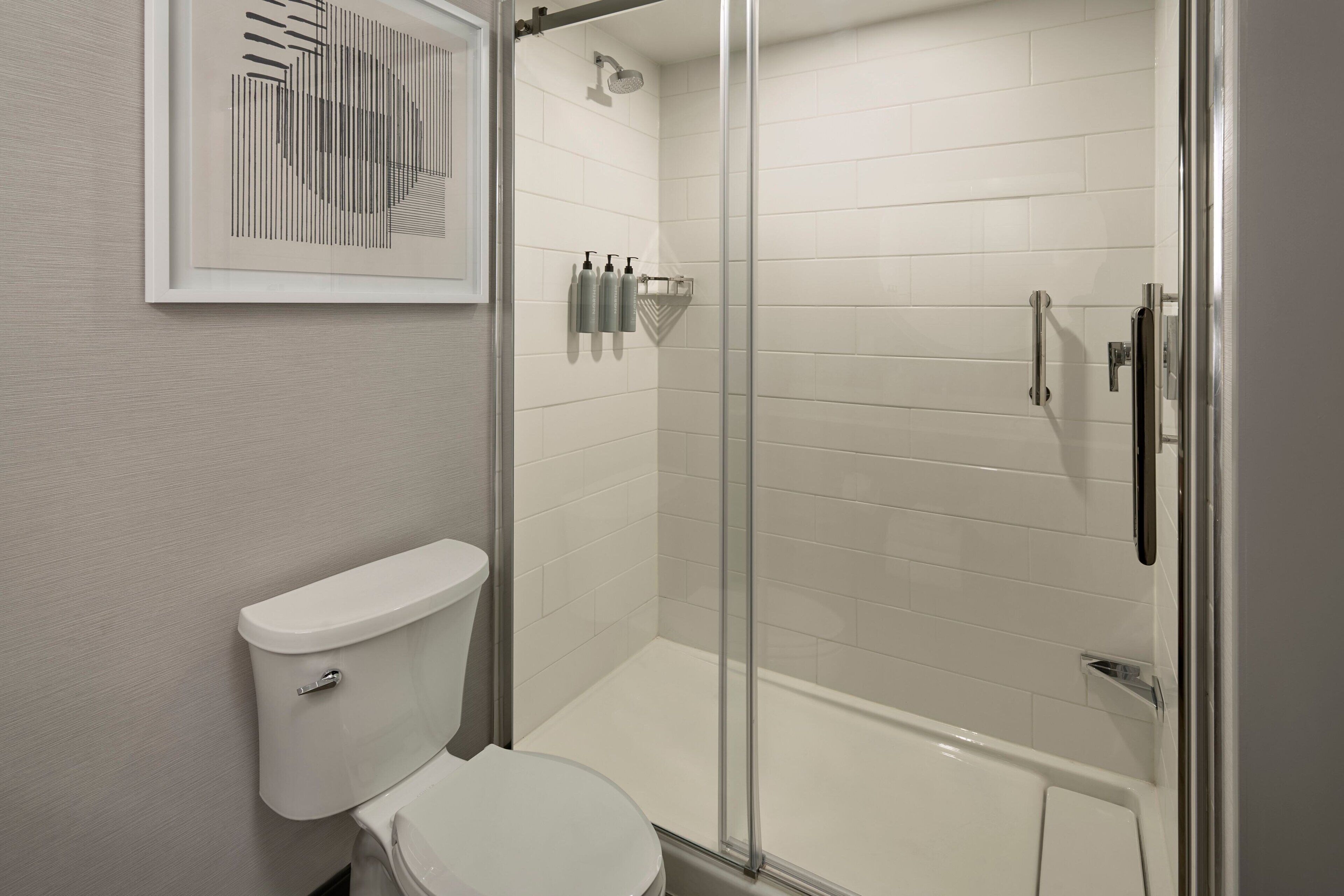 Ensemble douche/baignoire, articles de toilette gratuits, sèche-cheveux