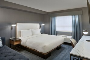 Minibar, in-room safe, desk, blackout curtains - Courtyard by Marriott Regina Downtown (Regina)