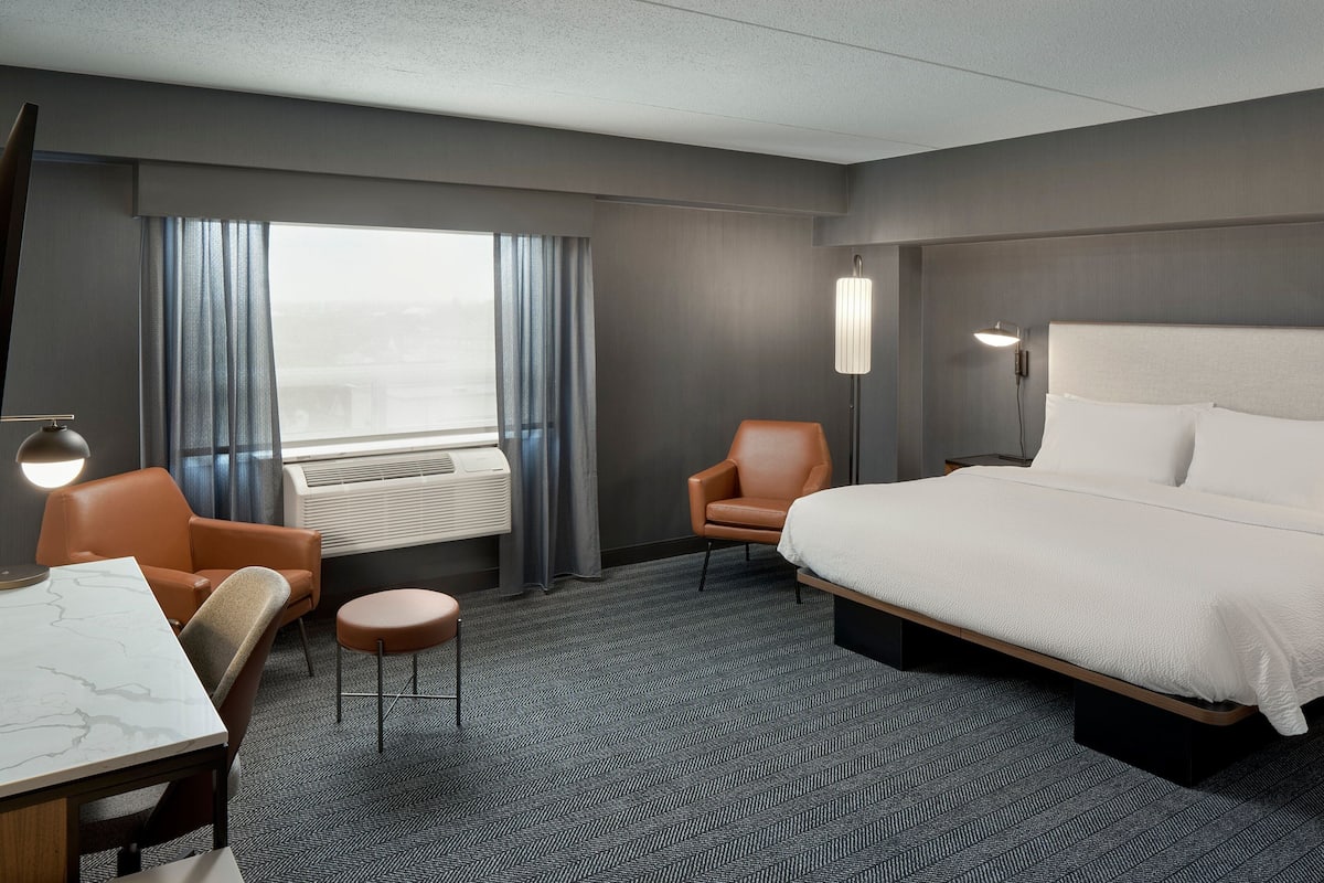 Executive Room, 1 King Bed | Minibar, in-room safe, desk, blackout drapes