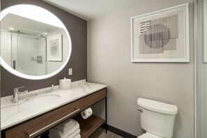 Minibar, caja de seguridad en la habitación y escritorio 
