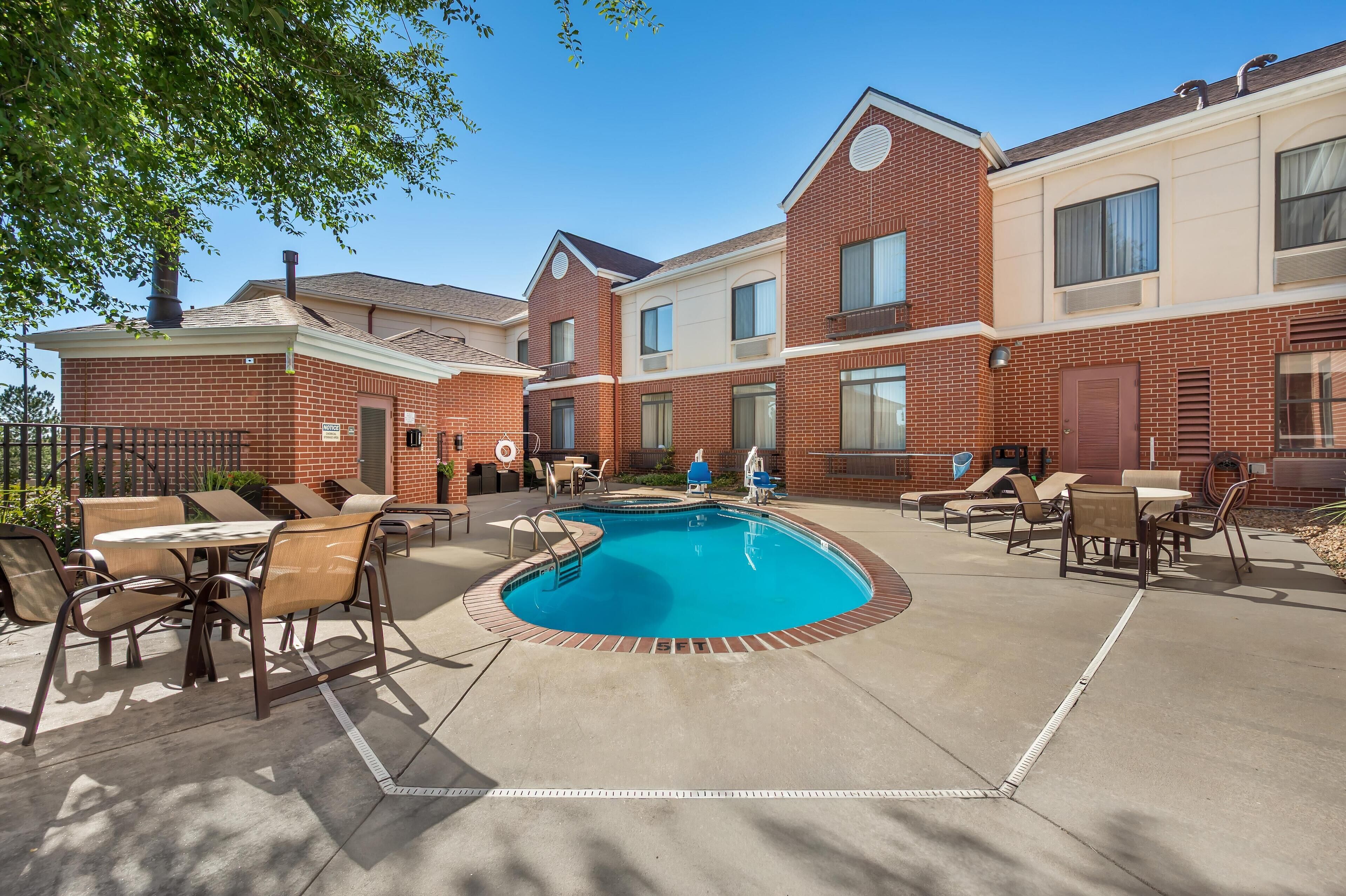 季节性开放的室外游泳池，10:00 至 22:00 开放，日光浴躺椅