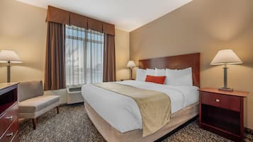 Suite, 1 kingsize-seng, ikke-røyk, kjøleskap og mikrobølgeovn | Skrivebord, blendingsgardiner, strykejern/-brett og wi-fi (inkludert)