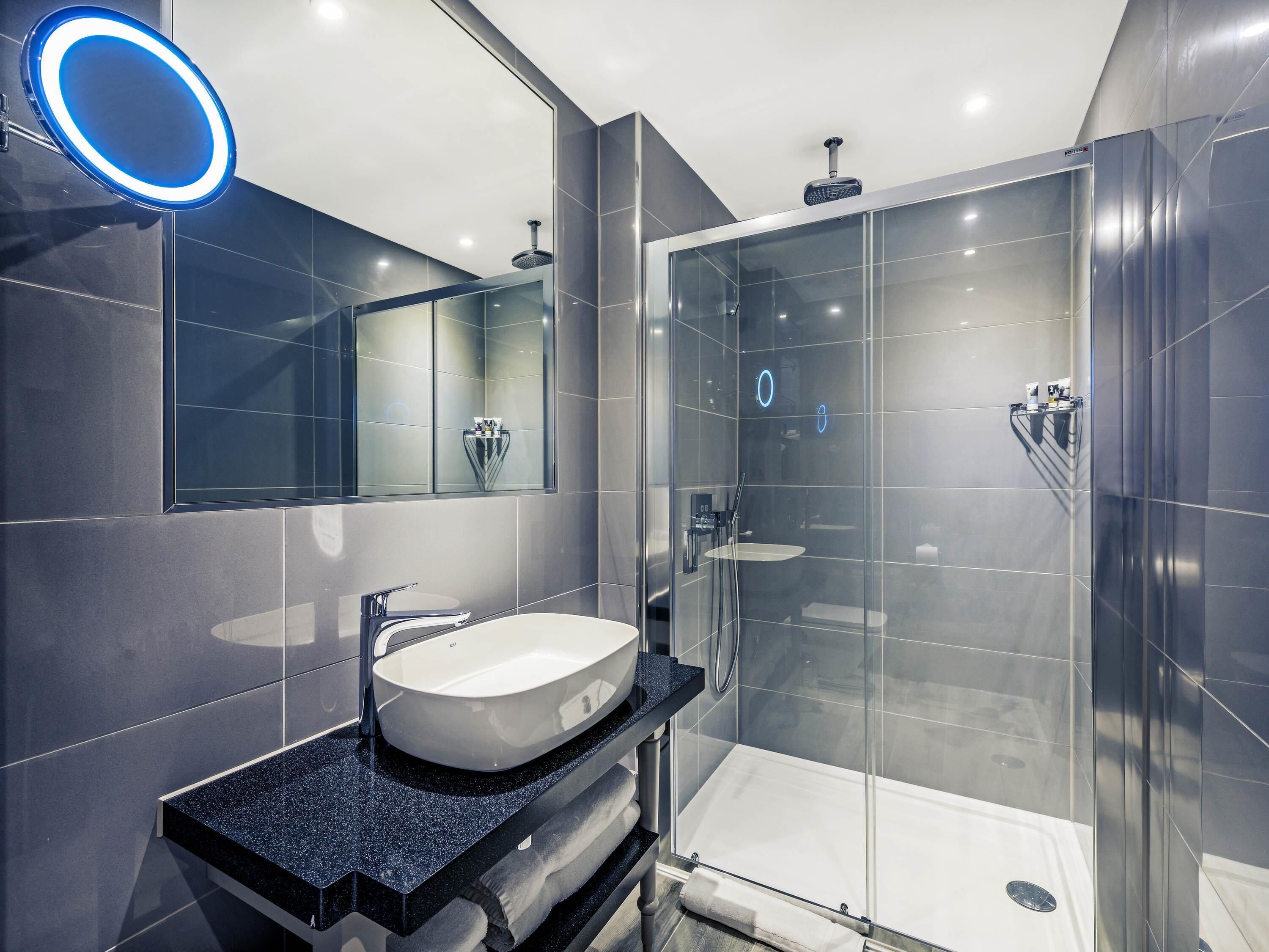 Minibar, brankas, dan didekorasi berbeda-beda