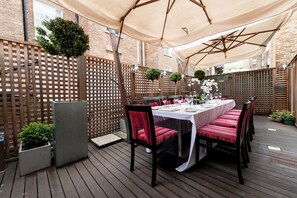 Se sirven desayunos, comidas y cocina italiana con vista al jardín