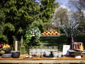 Frühstück, Mittagessen, italienische Küche, Blick auf den Garten