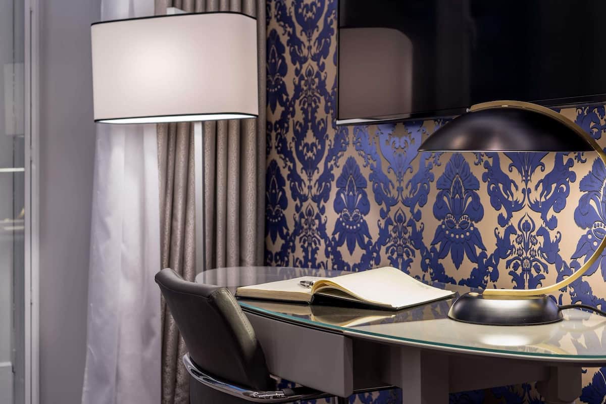 Minibar, in-room safe, individually decorated, individually furnished