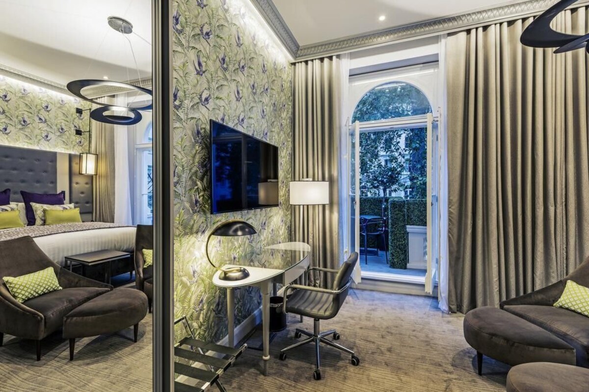 Suite Junior, 1 Tempat Tidur King dengan tempat tidur Sofa | Minibar, brankas, meja kerja, dan ruang kerja ramah laptop