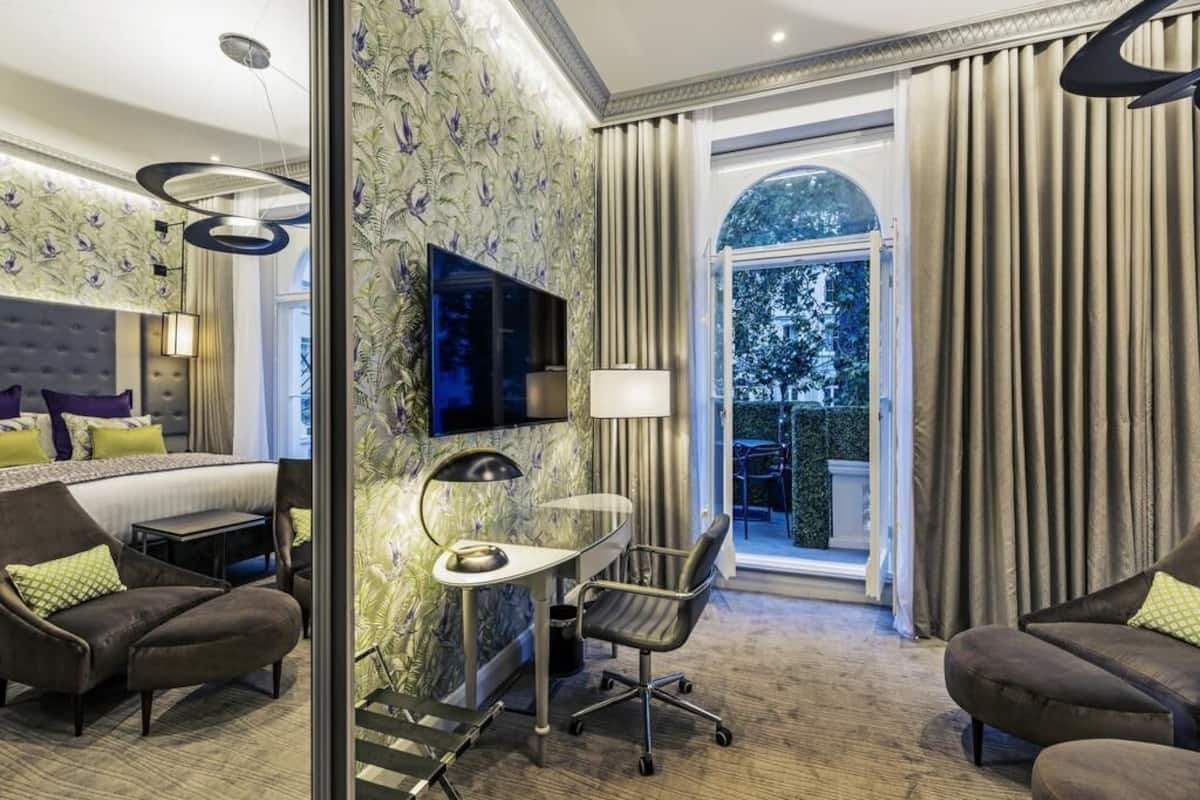 Junior Suite, 1 King Bed with Sofa bed | Minibar, in-room safe, individually decorated, individually furnished