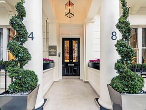 Breakfast, lunch, dinner served; Italian cuisine, garden views