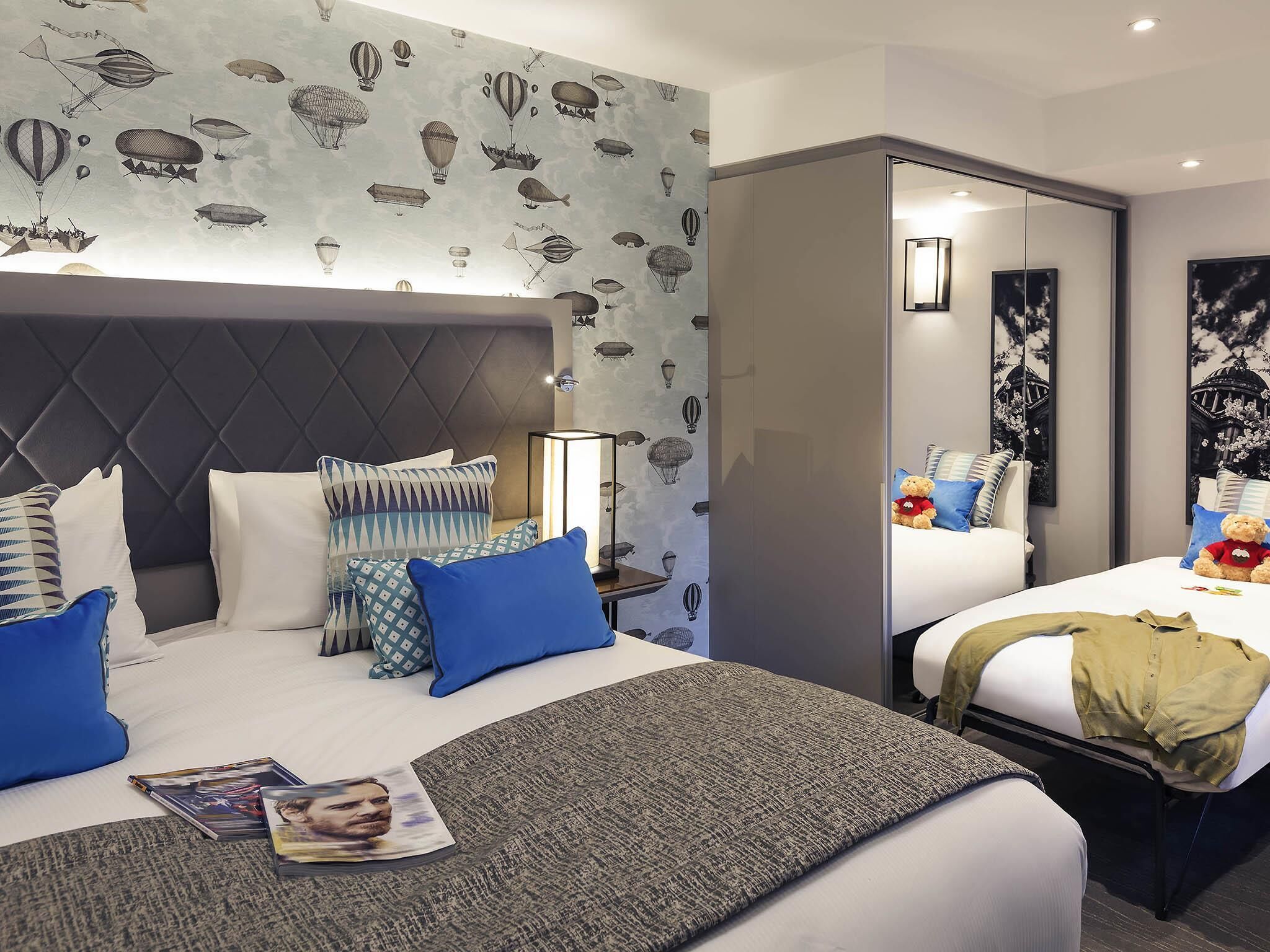 Quarto família, 3 camas de solteiro | Frigobar, cofres nos quartos, individualmente decorados