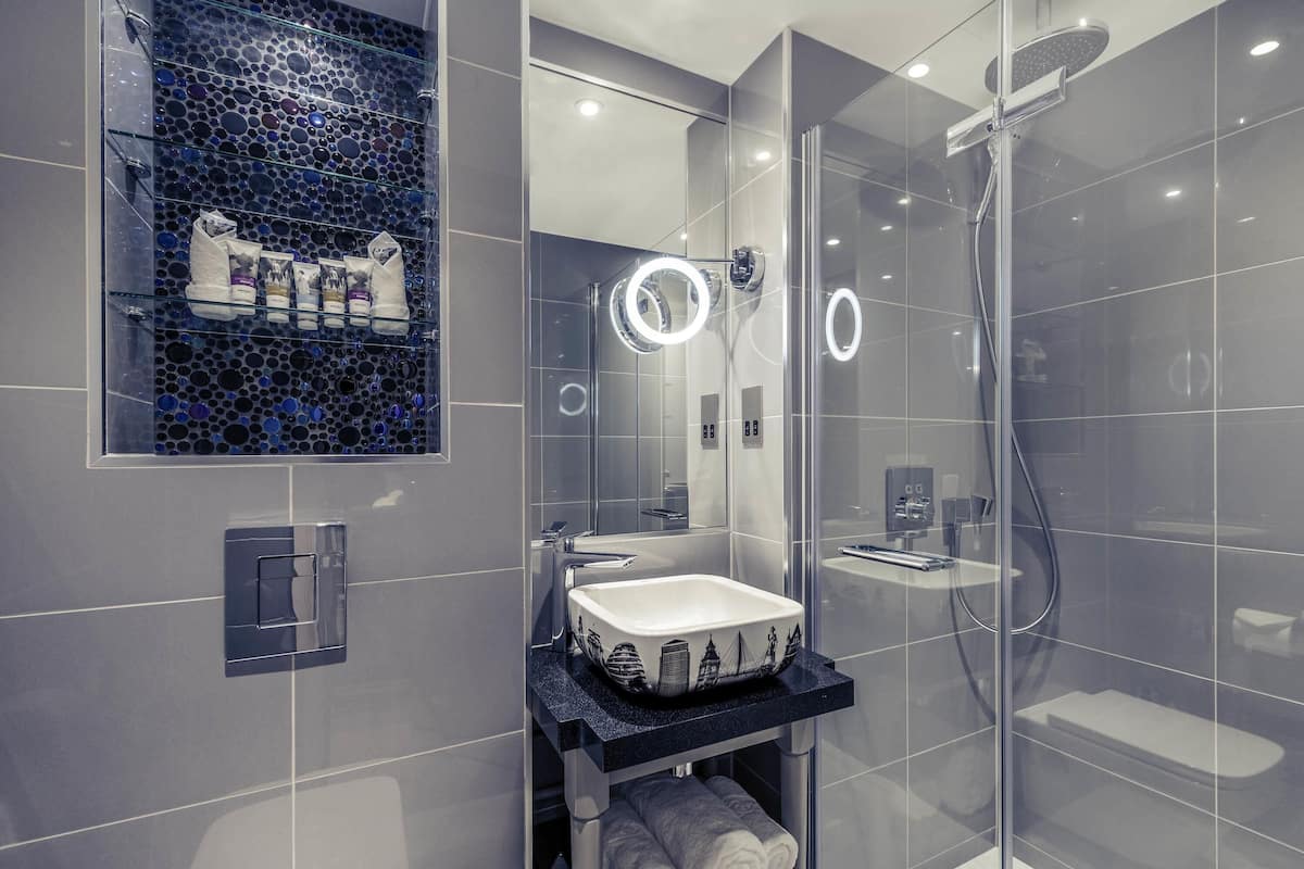 Standard Room, 1 King Bed | Minibar, in-room safe, individually decorated, individually furnished