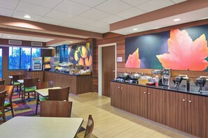 Free daily buffet breakfast - Fairfield Inn & Suites by Marriott Lombard (Lombard)