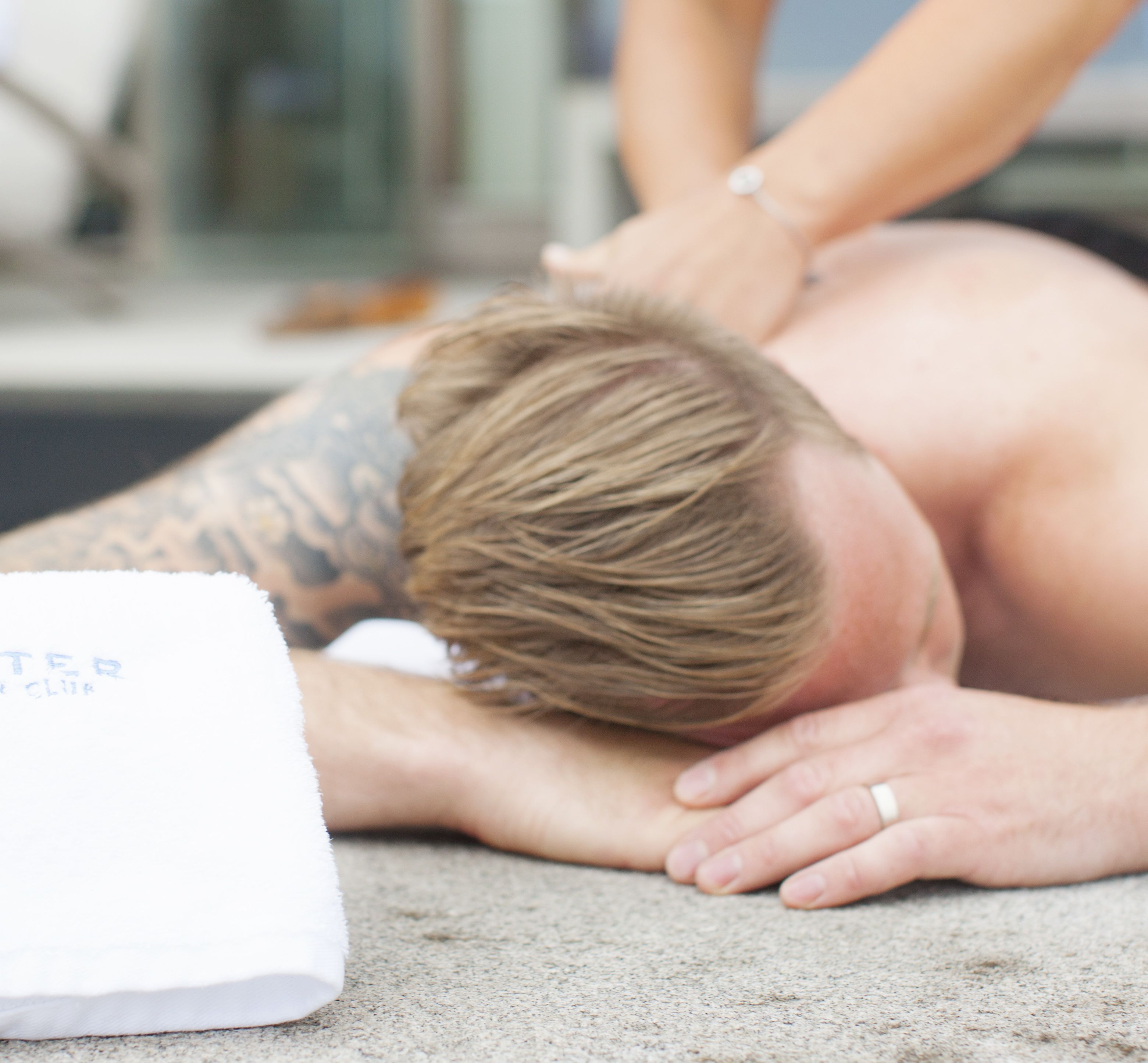 Kroppsbehandlingar, massage med varma stenar och kroppsinpackningar