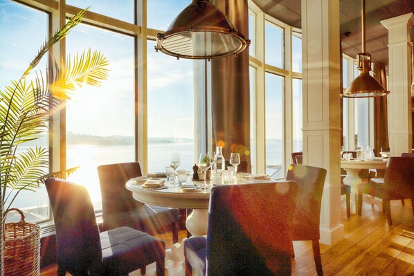 Breakfast, lunch, dinner served; Scandinavian cuisine, sea views 