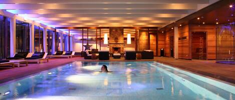 2 Innenpools, Außenpool, Liegestühle