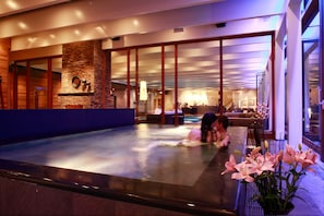 2 indoor pools, outdoor pool, open 7:00 AM to 9:00 PM, sun loungers