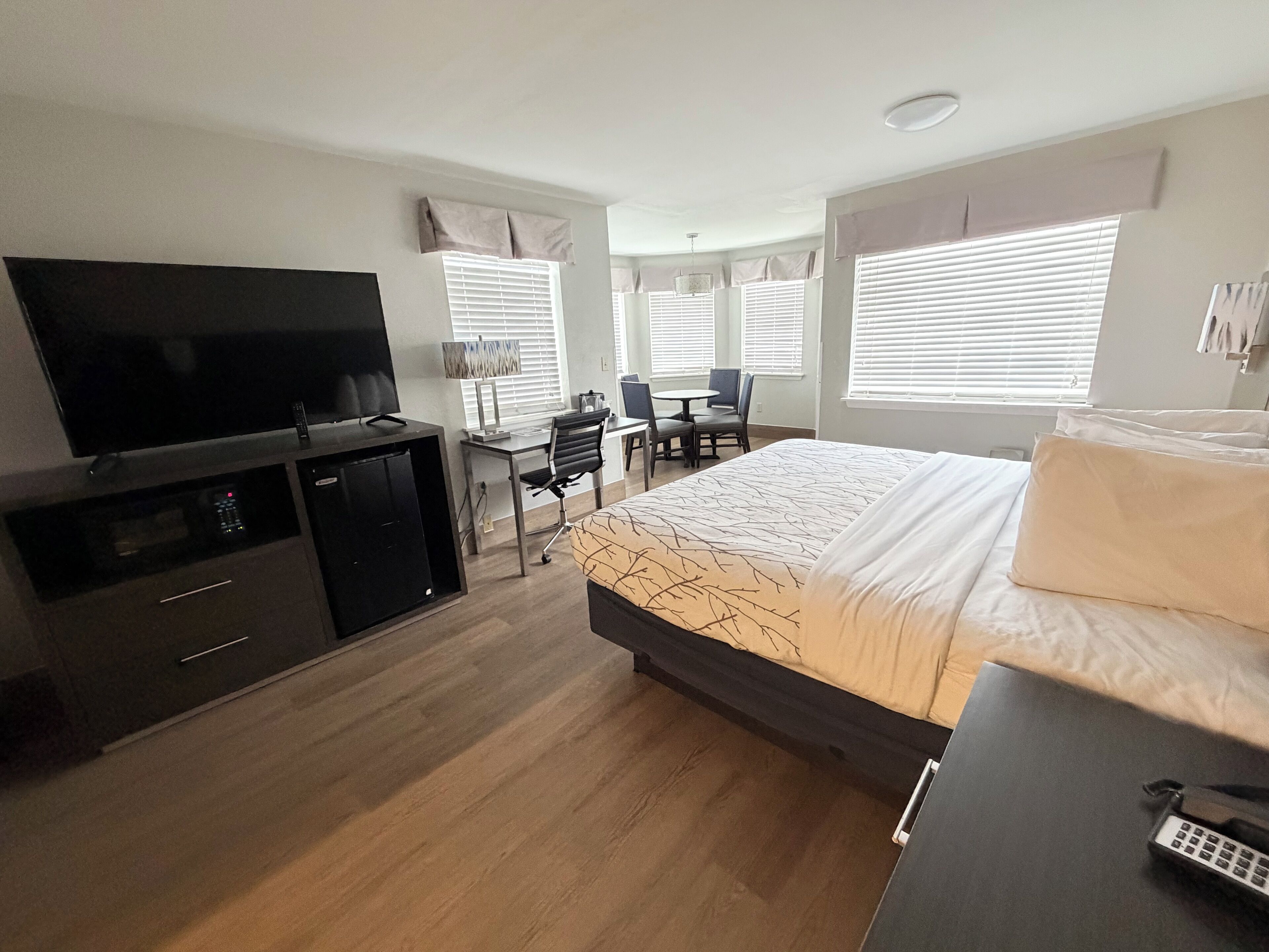 ห้องจูเนียร์สวีท, เตียงคิงไซส์ 1 เตียง | เครื่องนอนระดับพรีเมียม, ผ้านวมขนเป็ด, เตียงพร้อมฟูกเสริมที่นอน