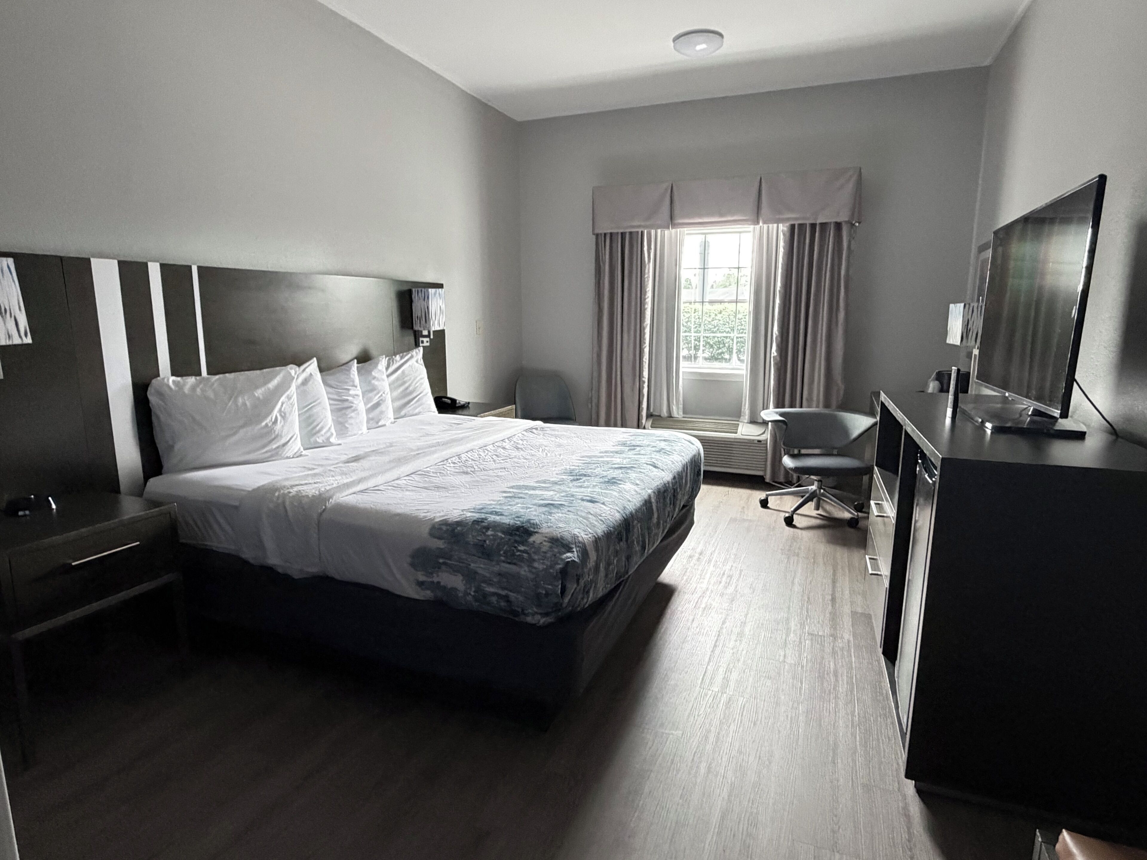 ADA Mobility Accessible Room, 1 King Bed | เครื่องนอนระดับพรีเมียม, ผ้านวมขนเป็ด, เตียงพร้อมฟูกเสริมที่นอน