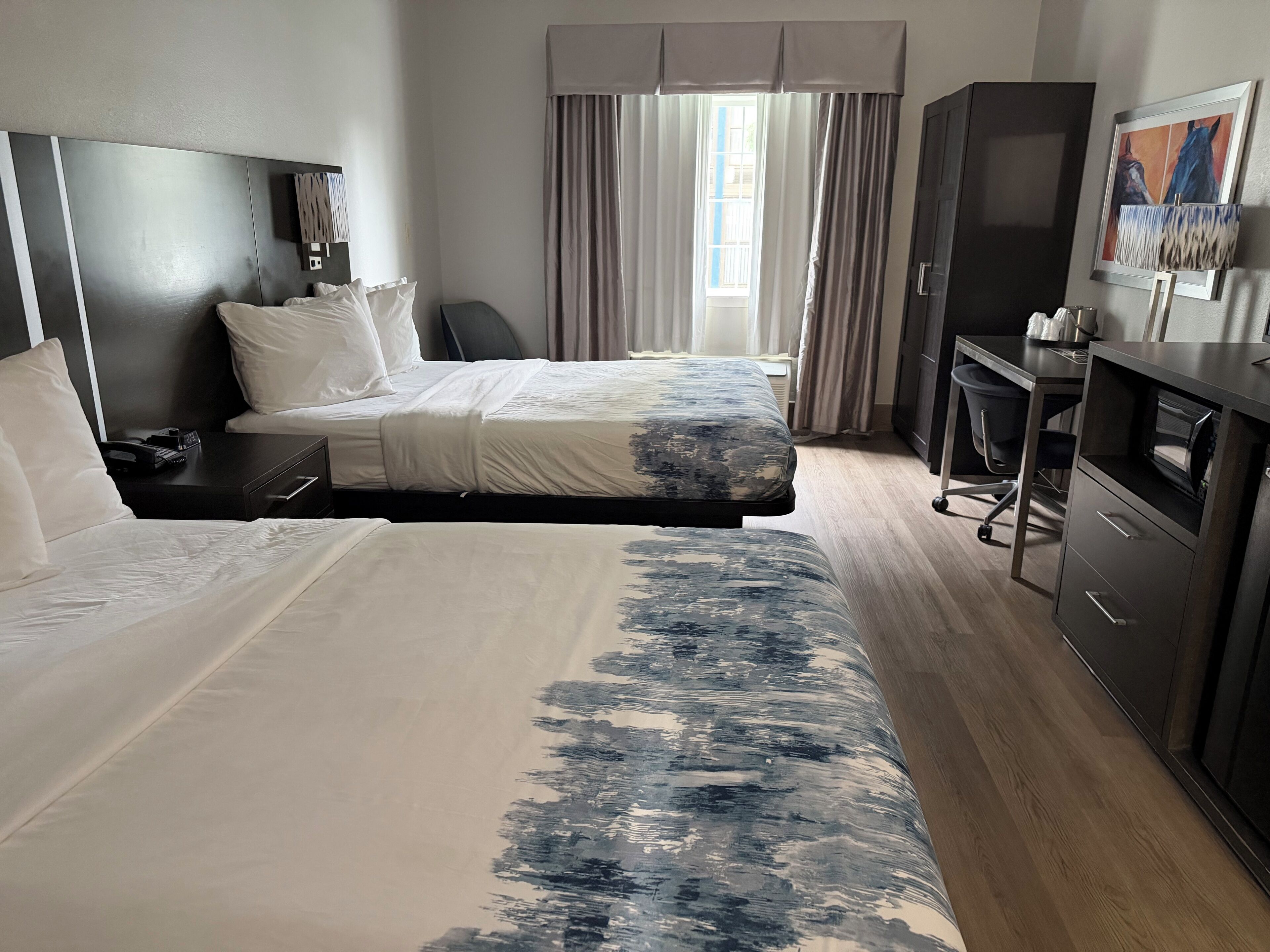 ห้องพรีเมียม, เตียงควีนไซส์ 2 เตียง | ห้องน้ำ | อ่างอาบน้ำ, ของใช้ในห้องน้ำฟรี, ไดร์เป่าผม, ผ้าเช็ดตัว