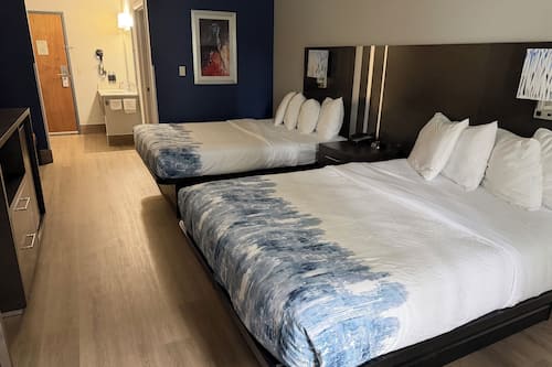 Premium Room, 2 Queen Beds | Bathroom