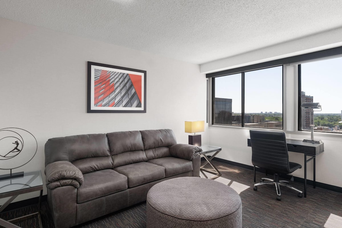 Suite presidencial, 1 habitación, para no fumadores | Caja de seguridad en la habitación y escritorio